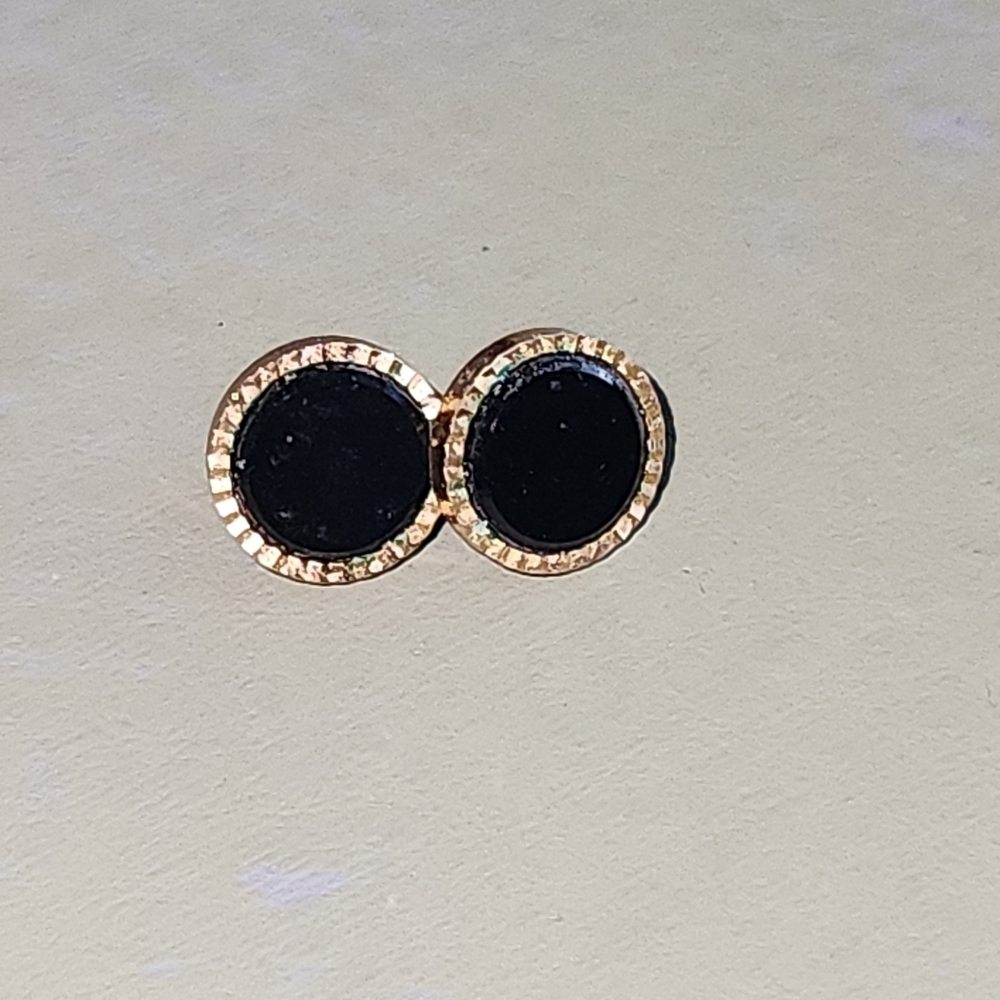 Vtg Classic Onyx framed stud earrings